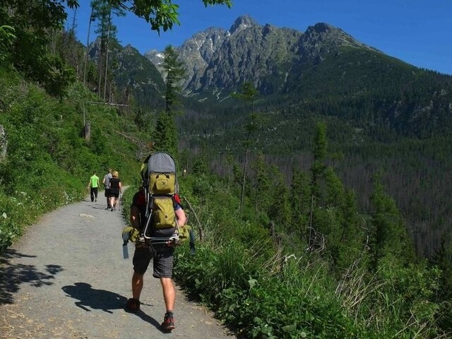 “Kreatívne” parkovanie v Tatrách. Turisti parkujú v chránenej oblasti